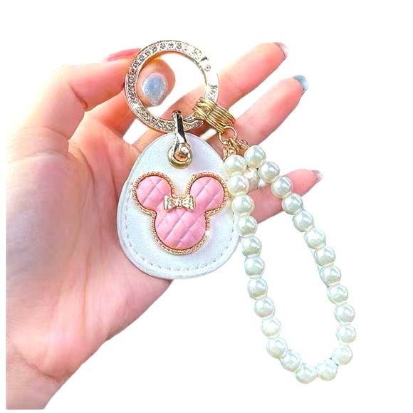 COPY - NWT Faux Pearl Beaded Bracelet Keychain Pink Minnie Mouse Ears Pattern - Picture 1 of 5